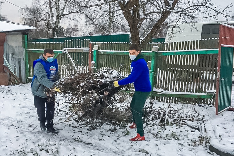 Волонтеры помогли жительнице деревни Юдино Татьяне Зюзьгиной навести порядок на садовом участке, Декабрь