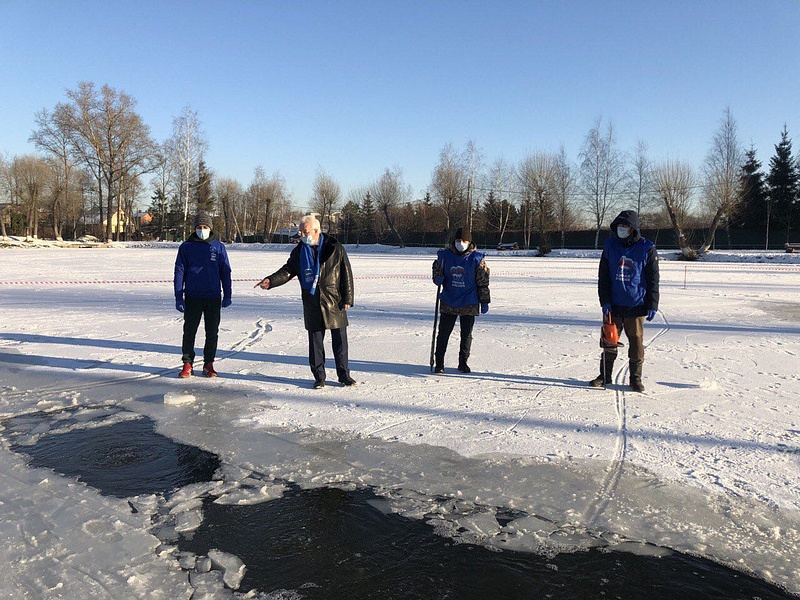 Одинцовские партийцы установили систему аэрации воды в акватории Солмановского пруда, Декабрь