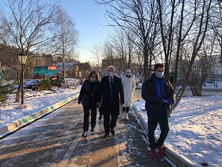 Качество очистки тротуаров и дорожек от наледи проверили партийцы в деревне Ликино