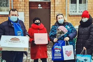 Одинцовские партийцы поздравили ветеранов Великой Отечественной войны с наступающим Новым годом