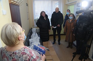 Волонтеры вручили новогодние подарки сотрудникам инфекционного отделения Одинцовской больницы