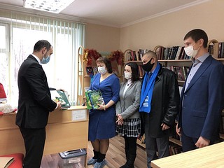 Одинцовские партийцы передали книги по овощеводству в библиотеку Новоивановского