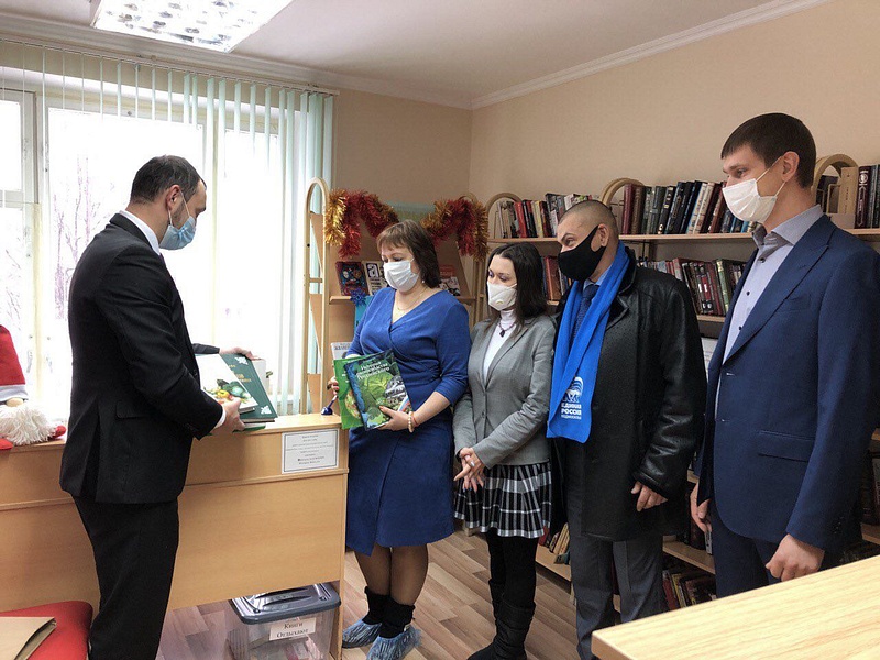 Одинцовские партийцы передали книги по овощеводству в библиотеку Новоивановского, Декабрь