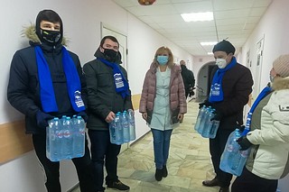 В рамках акции «Спасибо врачам» волонтеры привезли питьевую воду в больницы Звенигорода и Никольского