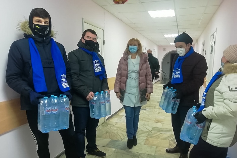 В рамках акции «Спасибо врачам» волонтеры привезли питьевую воду в больницы Звенигорода и Никольского, Декабрь