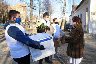 Руководитель МГЕР Подмосковья Александр Толмачев в День Героев Отечества поздравил луховицких врачей