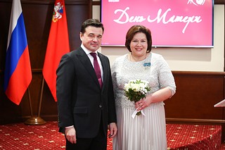 Губернатор Подмосковья наградил за заслуги в воспитании детей многодетную маму из Звенигорода Любовь Погончикову