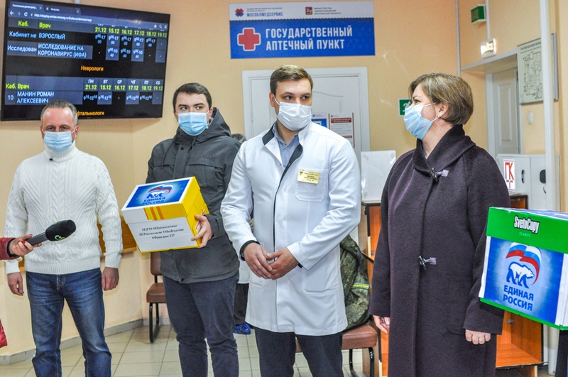 Одинцовские волонтеры передали партию медицинских масок врачам Ершовской амбулатории, Декабрь