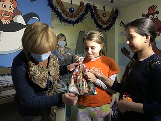 Члены одинцовского клуба «Активное долголетие» передали подарки пациентам детского стационара