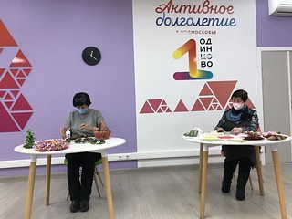 Участники проекта «Активное долголетие» сделали новогодние подарки для пациентов детского стационара