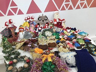 Участники проекта «Активное долголетие» сделали новогодние подарки для пациентов детского стационара