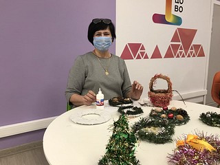 Участники проекта «Активное долголетие» сделали новогодние подарки для пациентов детского стационара