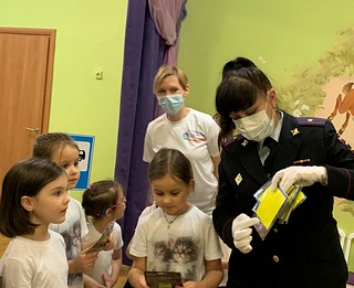 Сотрудники Одинцовской Госавтоинспекции поздравили детей и напомнили им о безопасности