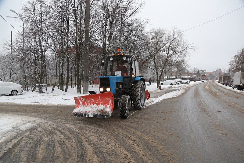 Порядка 50 единиц спецтехники задействовано в уборке снега на дорогах Одинцовского округа, Январь