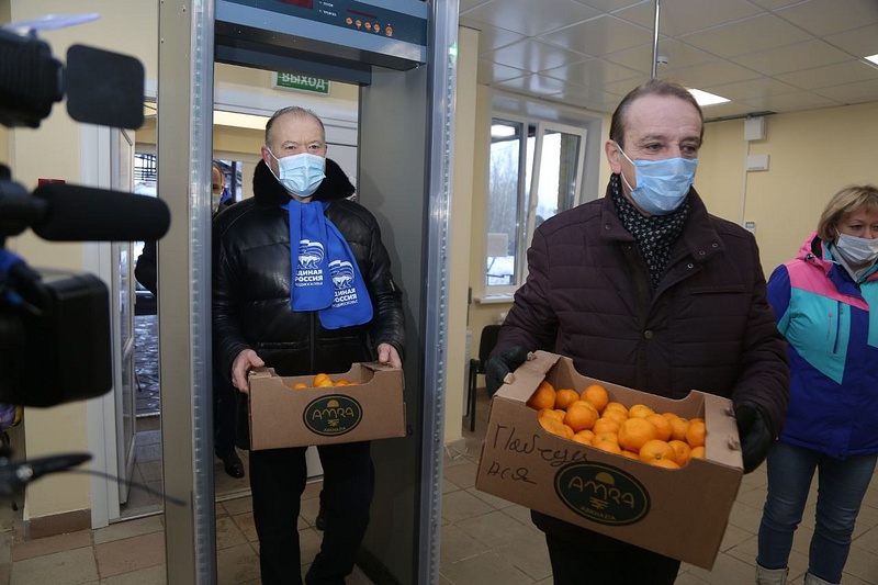 Депутаты привезли витаминную помощь для сотрудников Никольского отделения одинцовской больницы, Январь