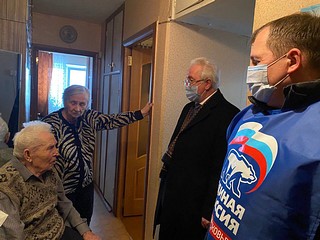 Волонтеры поздравили с Новым годом ветеранов в территориальном управлении Жаворонковское