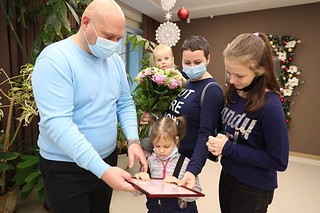 Андрей Иванов вручил четырем молодым семьям свидетельства на получение социальных выплат в 2021 году