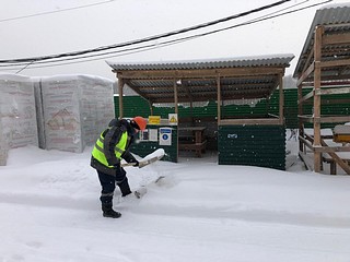 Застройщики в Одинцово убирают снег на строительных площадках