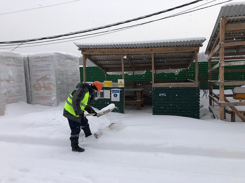 Застройщики в Одинцово убирают снег на строительных площадках, Январь