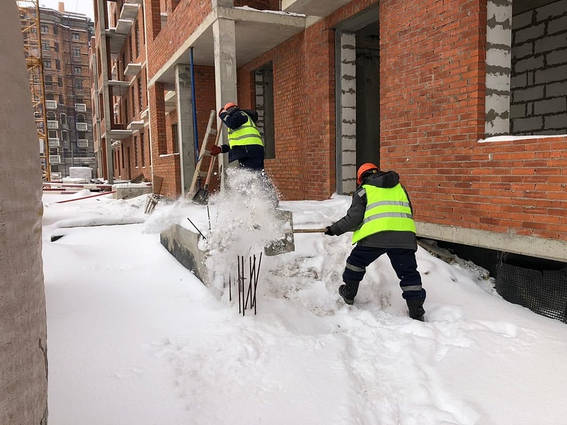 Застройщики в Одинцово убирают снег на строительных площадках, Январь