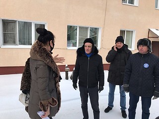 Одинцовские депутаты обсудили с жителями ремонт жилого дома в Голицыно