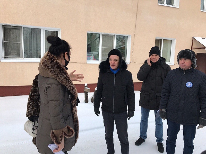 Одинцовские депутаты обсудили с жителями ремонт жилого дома в Голицыно, Январь