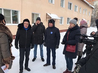 Одинцовские депутаты обсудили с жителями ремонт жилого дома в Голицыно