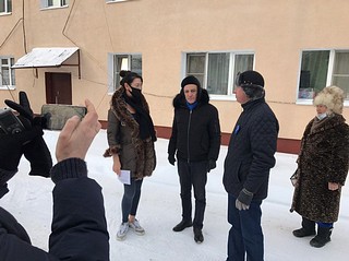 Одинцовские депутаты обсудили с жителями ремонт жилого дома в Голицыно