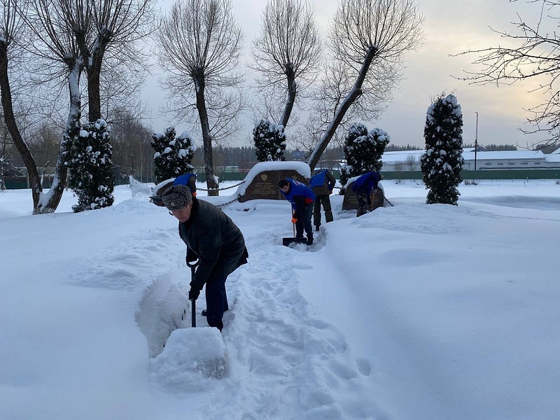 Одинцовские волонтеры расчистили от снега территорию памятника в деревне Солманово, Январь