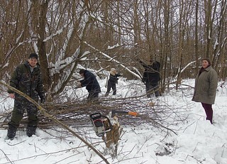 В субботнике на стадионе «Спартак» в Звенигороде приняло участие около 20 человек