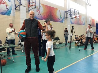 Дмитрий Голубков подарил баскетбольные мячи участникам турнира