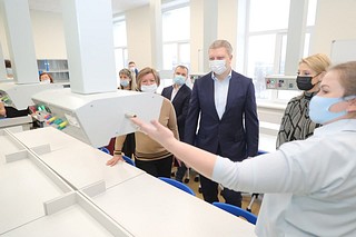 Проверка готовности нового корпуса школы, один из кабинетов