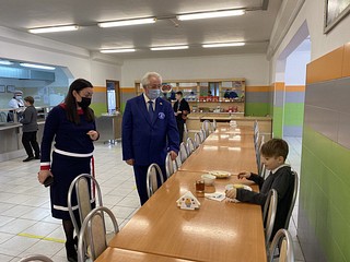Одинцовские партийцы проверили организацию горячего питания в трех школах муниципалитета