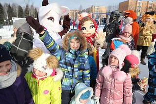 Для болельщиков подготовили насыщенную развлекательную программу: конкурсы с ценными призами, народные песни в исполнении местного ансамбля и полевую кухню