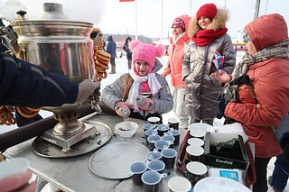 Для болельщиков подготовили насыщенную развлекательную программу: конкурсы с ценными призами, народные песни в исполнении местного ансамбля и полевую кухню