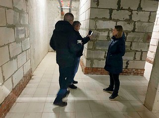В ходе рейда единороссы проверили подвал, на подтопление которого указывали жители