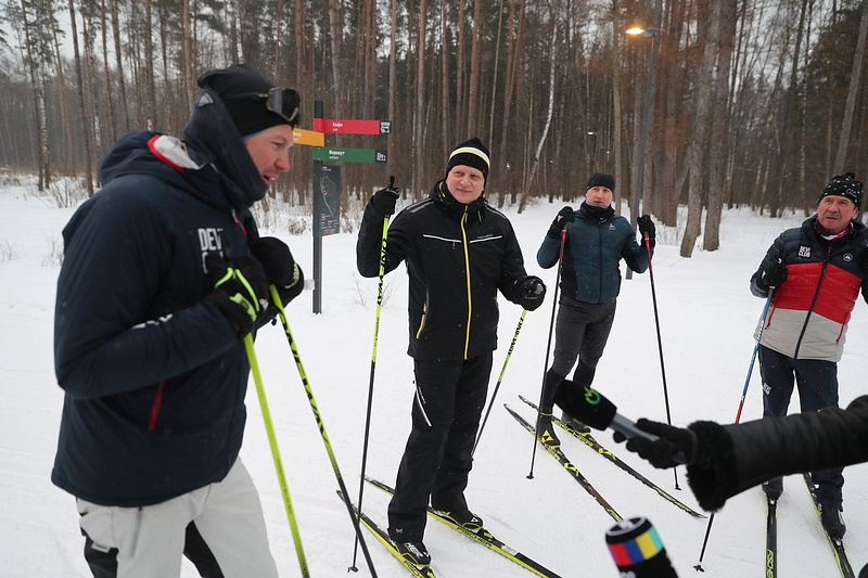 Андрей Иванов вместе со спортсменами-лыжниками Девятьяровыми протестировал новую трассу в парке «Малевича», Февраль