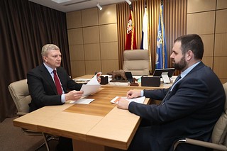 Заместитель главы администрации Михаил Коротаев проинформировал Андрея Иванова о том, что АО «Одинцовская теплосеть», как крупное предприятие, располагающее значительными ресурсами, на пике морозов будет также страховать соседние муниципалитеты