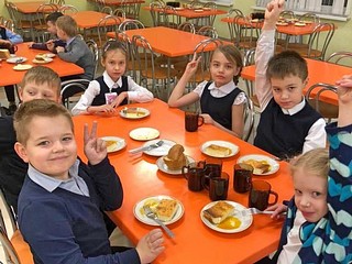 По инициативе Общественной палаты и представителей родительского сообщества была проведена встреча со специалистами ведомства — по вопросу внесения корректировок в существующее меню, основываясь на пожеланиях школьников и их родителей