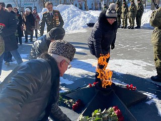 Единороссы вместе с жителями возложили цветы к воинским мемориалам в Одинцово, Звенигороде, Ершово и Саввинской слободе
