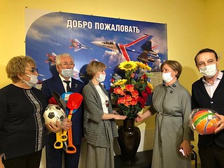 Партийцы дарят детские игрушки