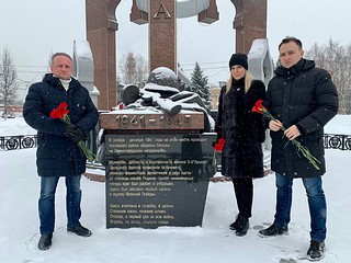 Вместе с жителями активисты «Единой России» возложили цветы к воинским мемориалам на территории муниципалитета
