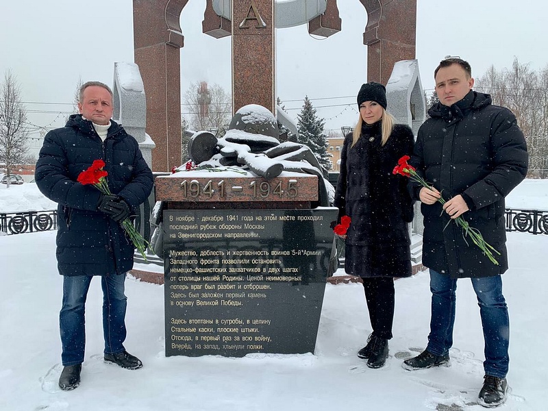 Вместе с жителями активисты «Единой России» возложили цветы к воинским мемориалам на территории муниципалитета, Февраль