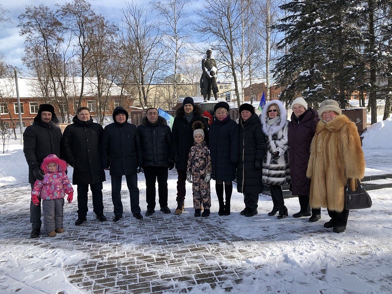 Дмитрий Голубков и Лариса Лазутина приняли участие в памятном митинге возле Вечного Огня в Одинцово, Февраль