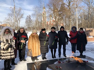 Председатель окружного Совета депутатов, член партии «Единая Россия» Татьяна Одинцова объявила минуту молчания в память о погибших защитниках Отечества