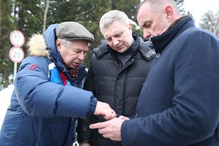Местные жители рассказали главе муниципалитета о существующей дорожной проблеме