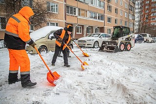 В ликвидации снежных навалов задействовано около 1300 дворников и 303 единицы техники