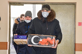 В период новогодних праздников волонтеры также привозили «витаминную» помощь — по 100 килограммов мандаринов