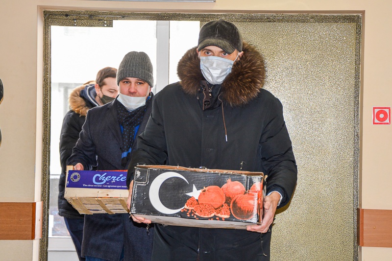В период новогодних праздников волонтеры также привозили «витаминную» помощь — по 100 килограммов мандаринов, Февраль