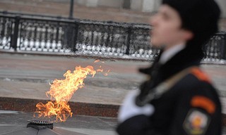 Руководитель фракции «Единой России» Сергей Неверов призвал в День защитника Отечества отдать дань уважения поколению победителей